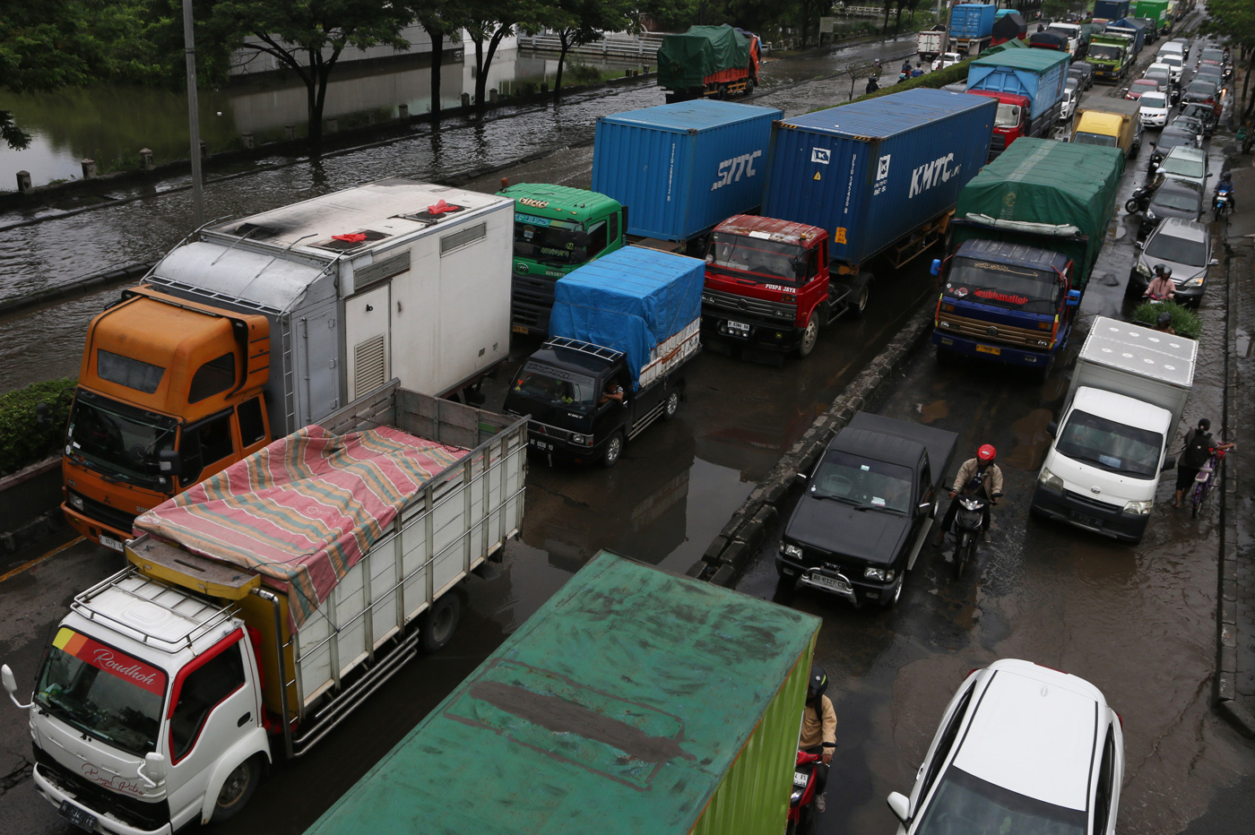 Genangan banjir di jalur utama pantura Semarang-Surabaya, Jalan Kaligawe Raya, Semarang, Jawa Tengah