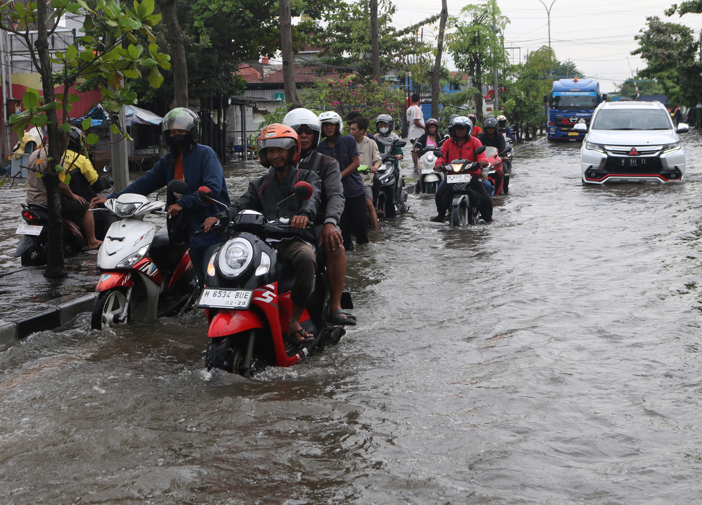 Ada delapan titik jalan raya dan jalan permukiman di Kota Semarang