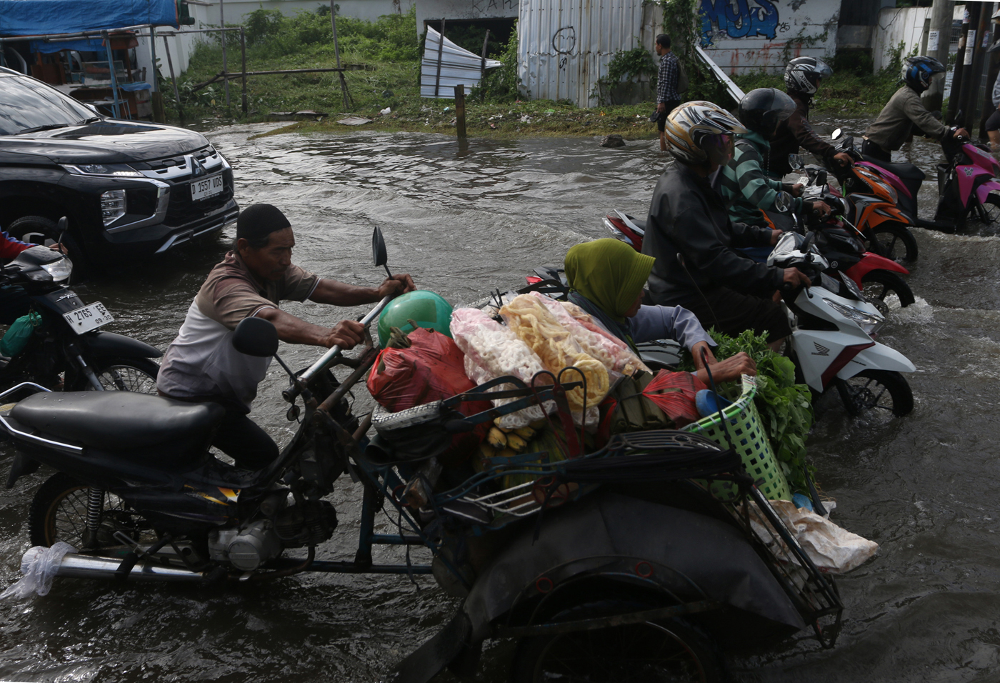 Yang tergenang banjir setinggi sekitar 10-40 cm
