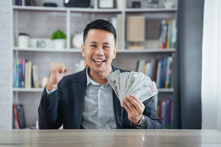 seseorang yang hartanya berlipat ganda./ Freepik/wombatzaa - Image