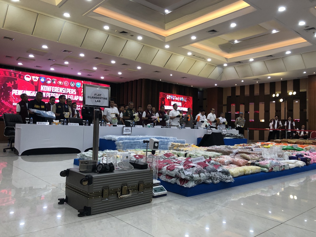 Kabareskrim Polri Komjen Syahardiantono menunjukkan barang bukti narkoba yang disita dan bakal dimusnahkan oleh Polri. (Syahrul Yunizar/JawaPos.com) - Image