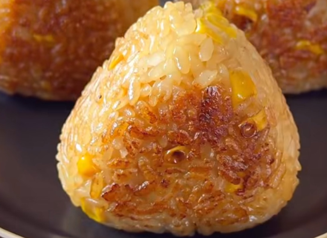 Potret makan onigiri rasa baru, grilled rice balls ala Atu Meshi. (Sumber: instagram.com/@atu_meshi) - Image