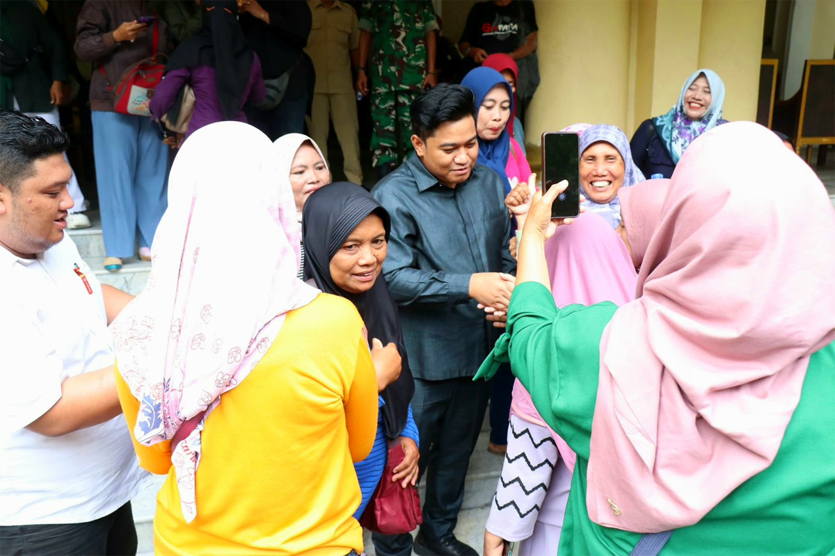 Ketua DPRD Kabupaten Gresik M. Syahrul Munir ketika berdialog dengan buruh. (DPRD Kabupaten Gresik)