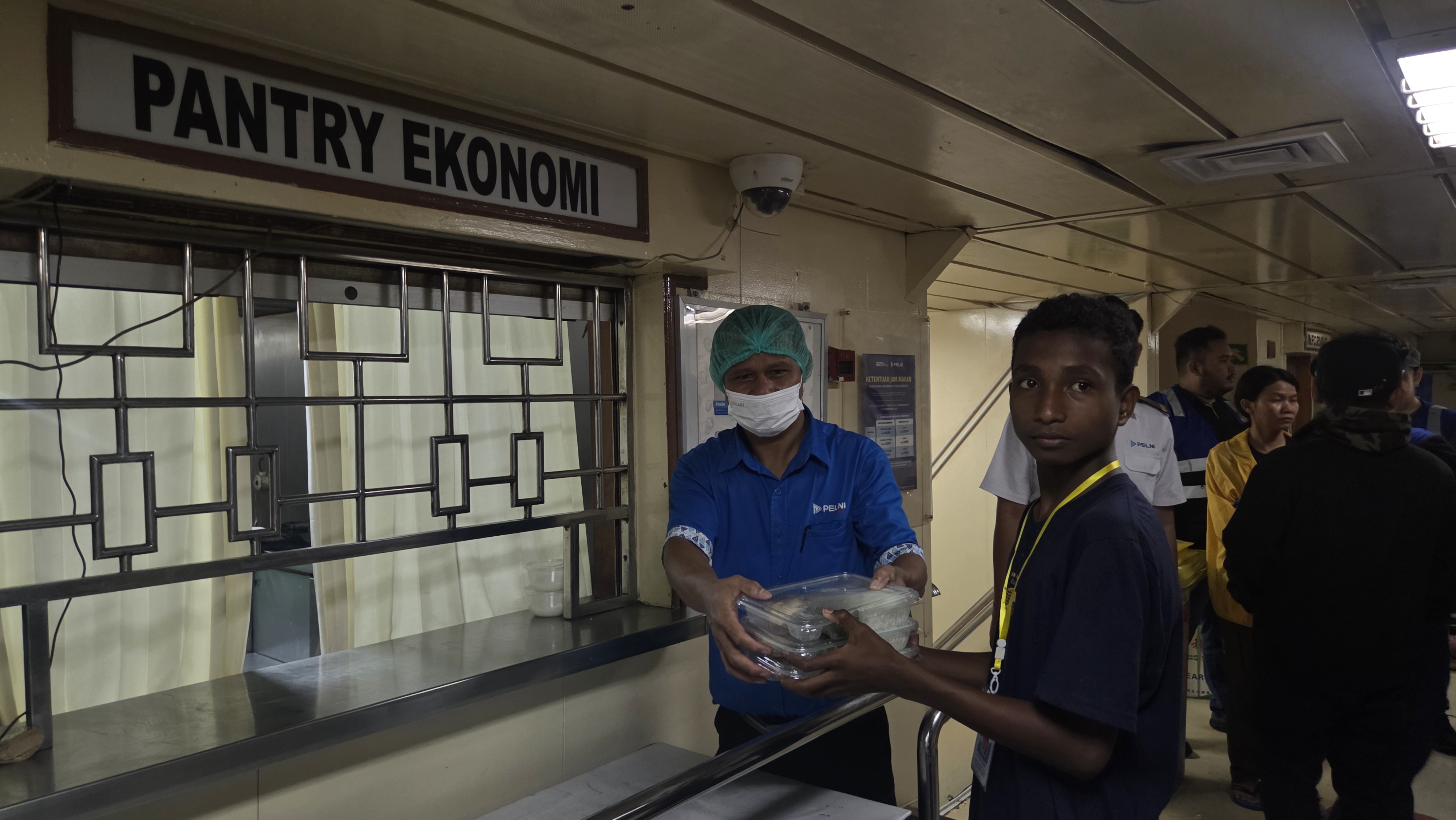 Momen petugas dapur memberikan makanan kepada penumpang di KM Sangiang. (Nurul Fitriana/JawaPos.com) - Image