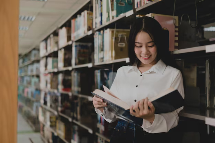 seseorang yang membaca buku hingga lebih banyak tahu. (Freepik/EyeEm) - Image