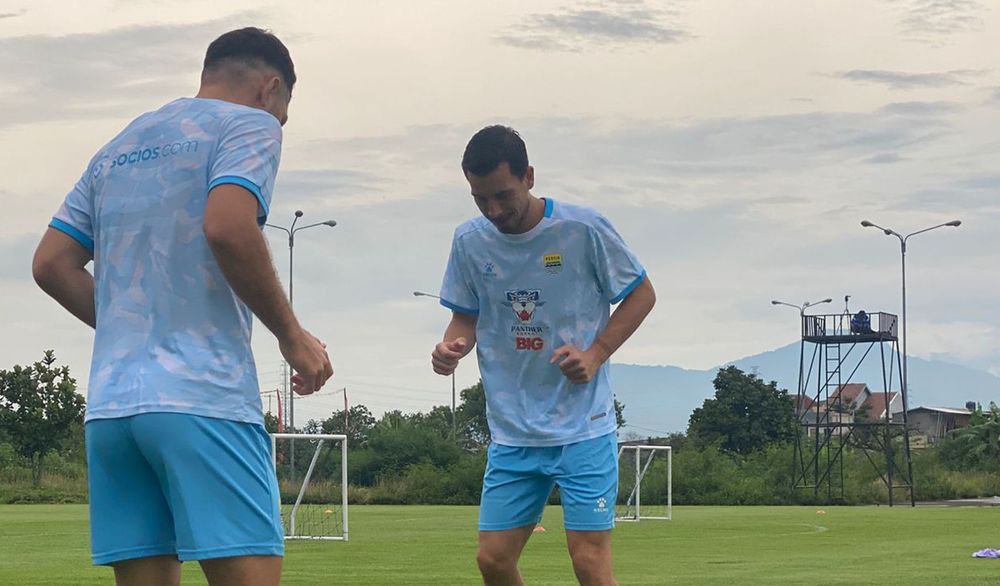 Thom Haye kembali berlatih bersama Persib jelang pertandingan melawan Persis Solo di Super League 2025/2026. (Dok. Persib) - Image