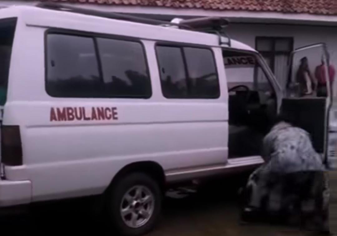 Seorang sopir ambulans, Wahyu (48) meninggal dunia setelah mengantarkan jenazah bernama Lilih (45) di Kecamatan Panjalu, Kabupaten Ciamis, Jumat (24/10). (Instagram: @jabodetabek24info) - Image