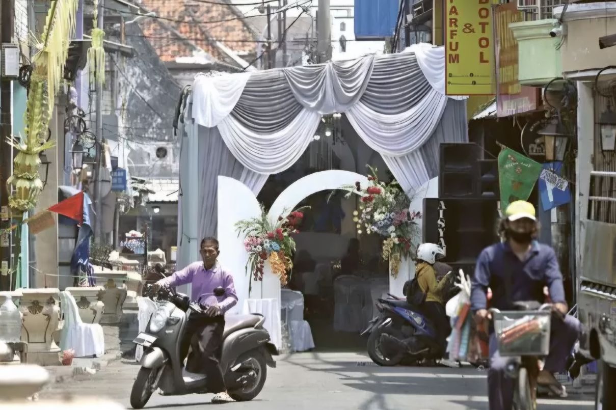 Ilustrasi tenda hajatan di jalan. (Dokumentasi Jawa Pos) - Image