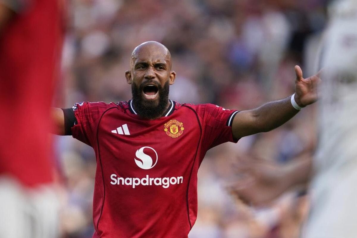 Bryan Mbeumo rayakan kemenangan Manchester United. (AP Photo/Dave Thompson) - Image