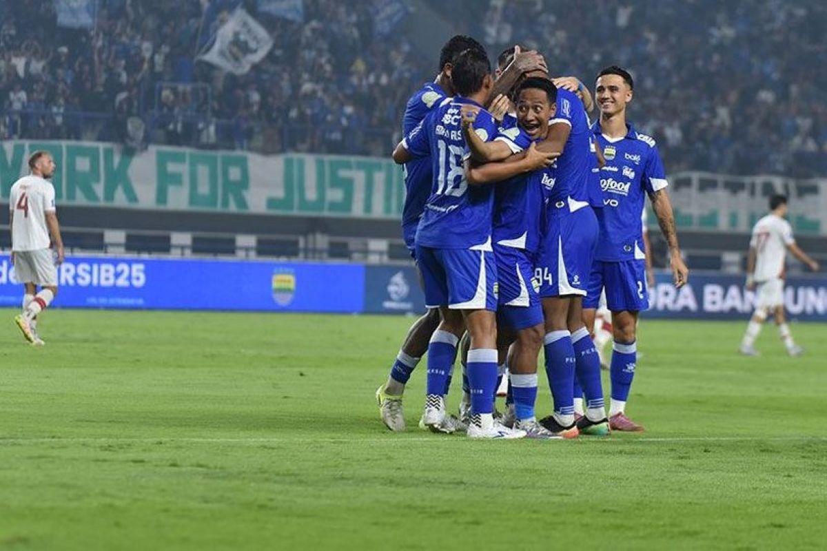 Persib Bandung mengalahkan Persis Solo 2-0 di Super League. (persib.co.id) - Image