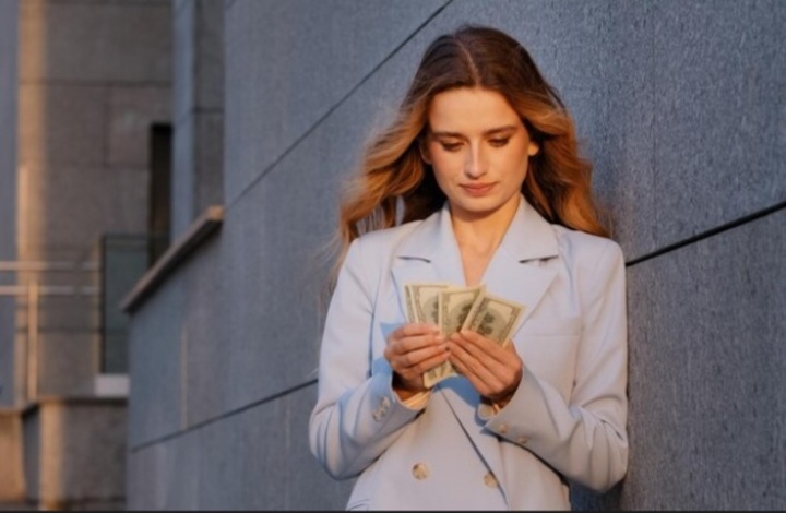 Ilustrasi orang dengan weton yang akan selalu terikat rezeki ke mana pun nasib membawanya pergi, menurut Primbon Jawa Kuno - Image