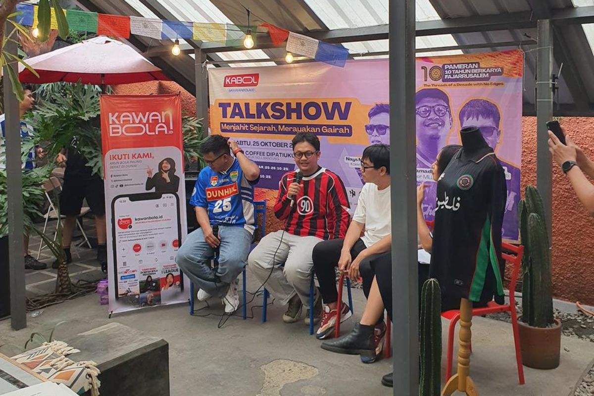 Fajar Ramadhan dan teman-teman pegiat jersey di Indonesia. (Fajar for JawaPos.com) - Image