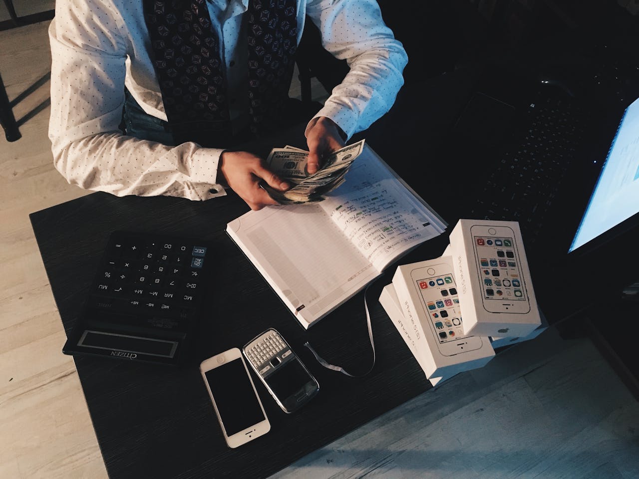 Menyusun ulang strategi keuangan. (pexels.com) - Image