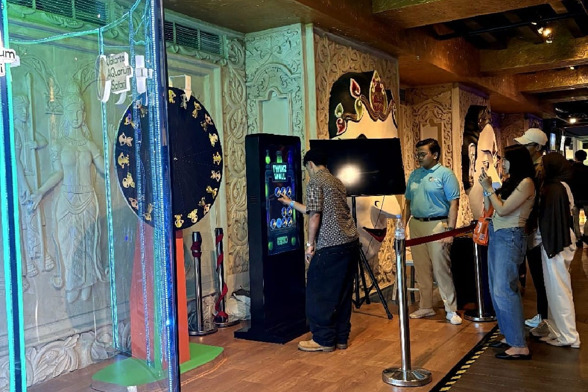Melalui tema besar “Stellar Path: Step into a Magical Future,” Jakarta Aquarium Safari menghadirkan suasana futuristik yang memadukan teknologi, cahaya, dan imajinasi manusia tentang luar angkasa. - Image