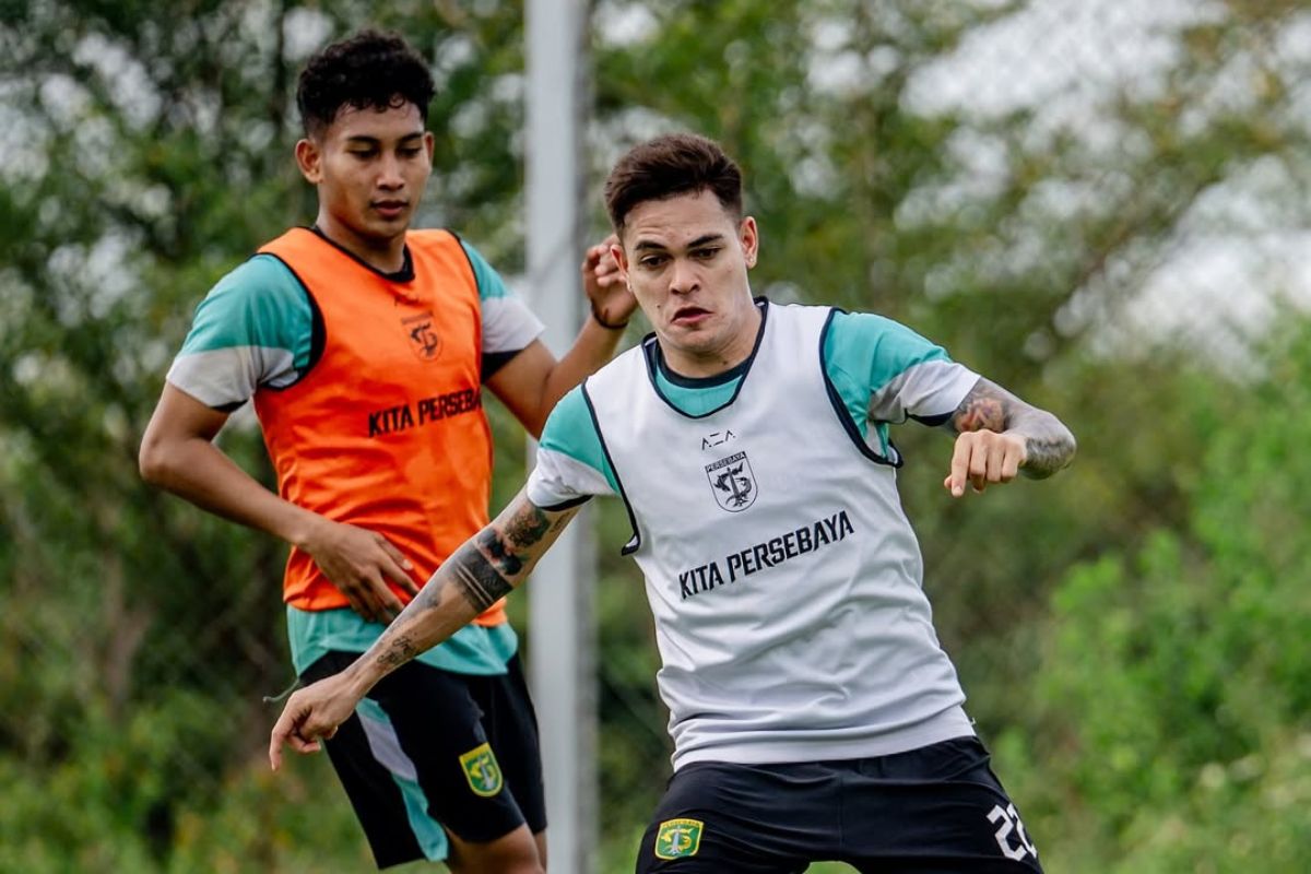 Pemain Persebaya Surabaya berlatih di lapangan ABC Gelora Bung Tomo, Selasa (28/10). (Persebaya Surabaya) - Image