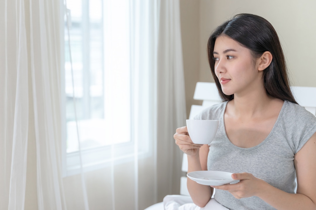 Ilustrasi seseorang yang minum kopi pada pagi hari di rumah./Freepik - Image