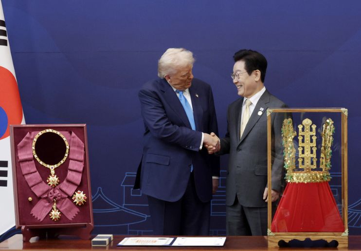 Presiden Amerika Serikat Donald Trump dianugerahkan Grand Order of Mugunghwa dan diberikan replika Mahkota Emas. (Yonhap) - Image