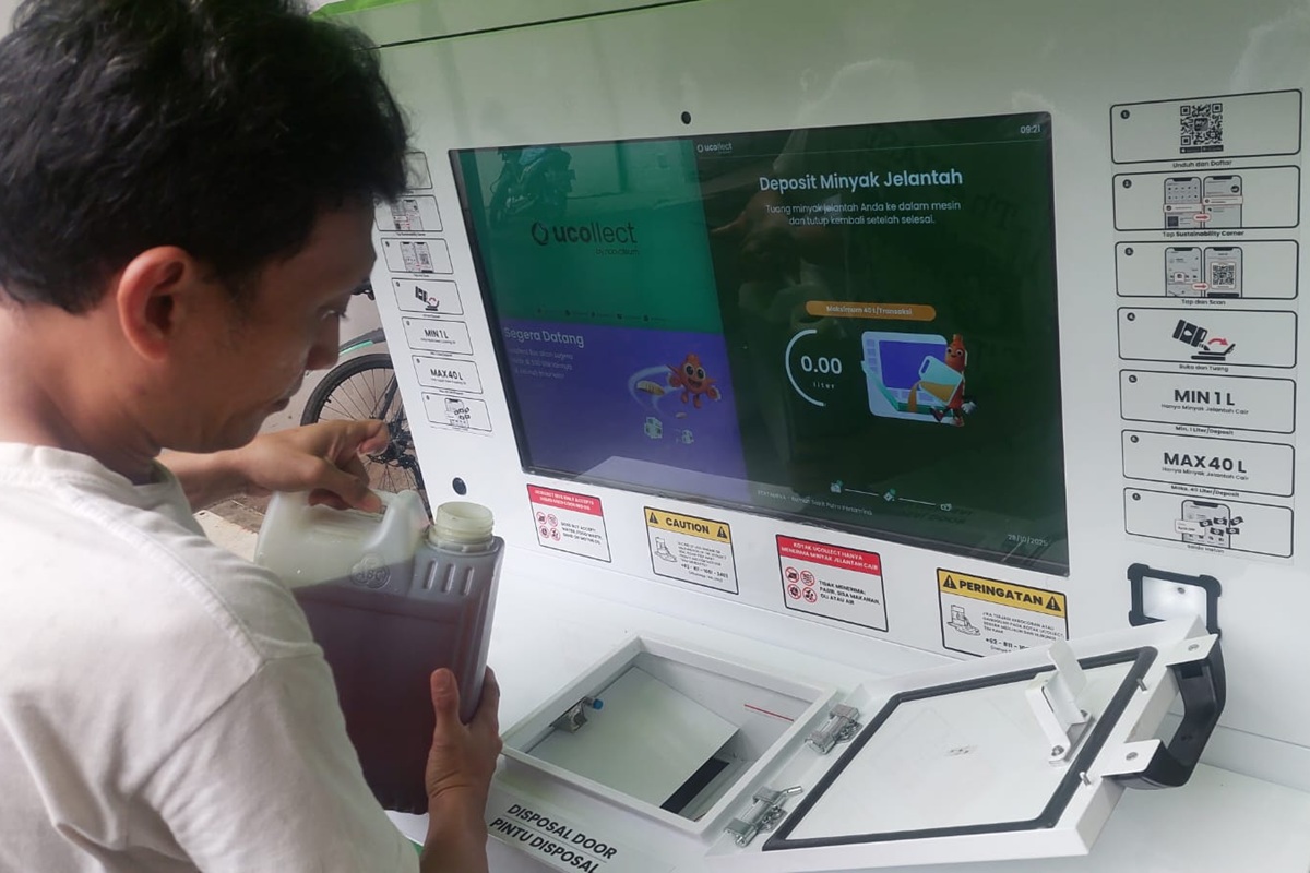 Didit Hartono, 45, bersiap menuangkan  minyak jelantah di lubang mesin UCOllect Box Rumah Sakit Pusat Pertamina (RSPP) Kebayoran Baru, Jakarta Selatan, Selasa (28/10). (Dimas Choirul/Jawapos.com)