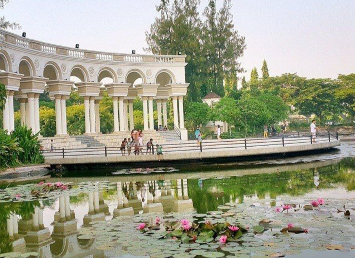Taman angsa Pakuwon, salah satu taman asri gratis di Surabaya yang cocok untuk healing dan melepas suntuk (instagram @diyan_fadani) - Image