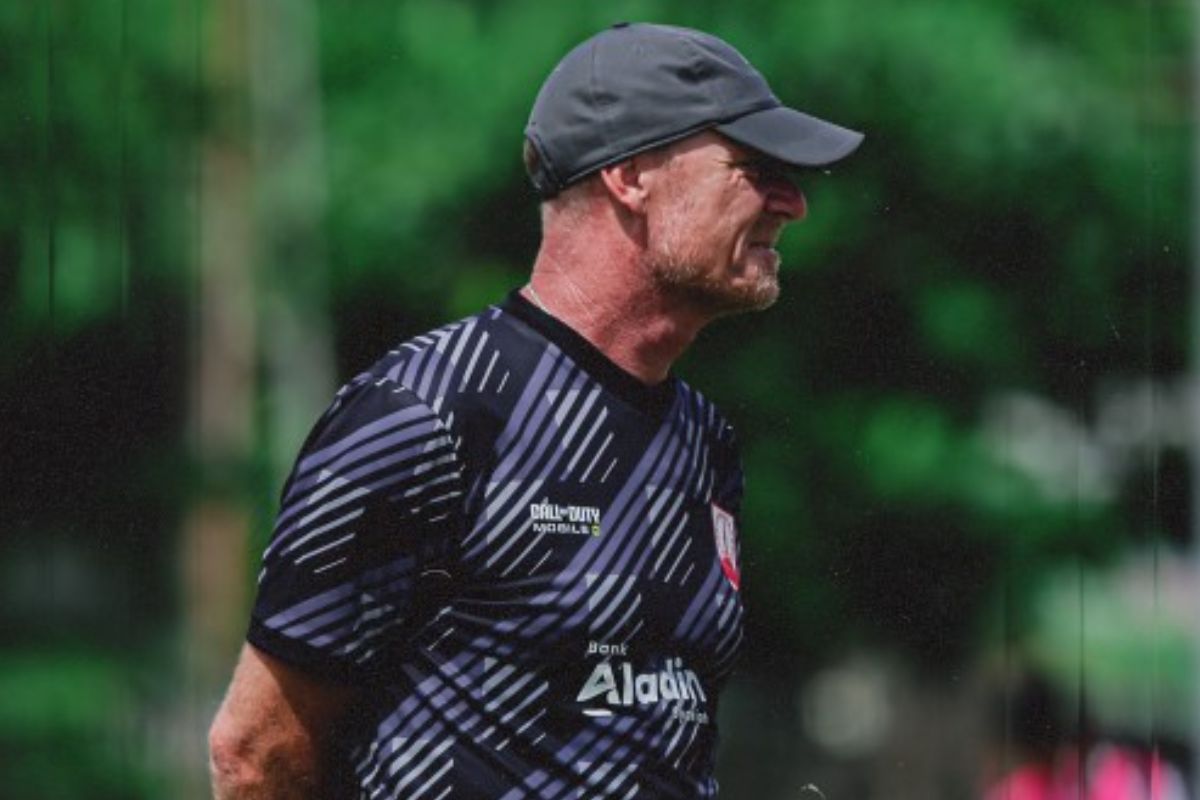 Peter De Roo pimpin latihan Persis Solo jelang tandang ke markas Persebaya Surabaya, Minggu (2/11/2025). (Persis Solo) - Image