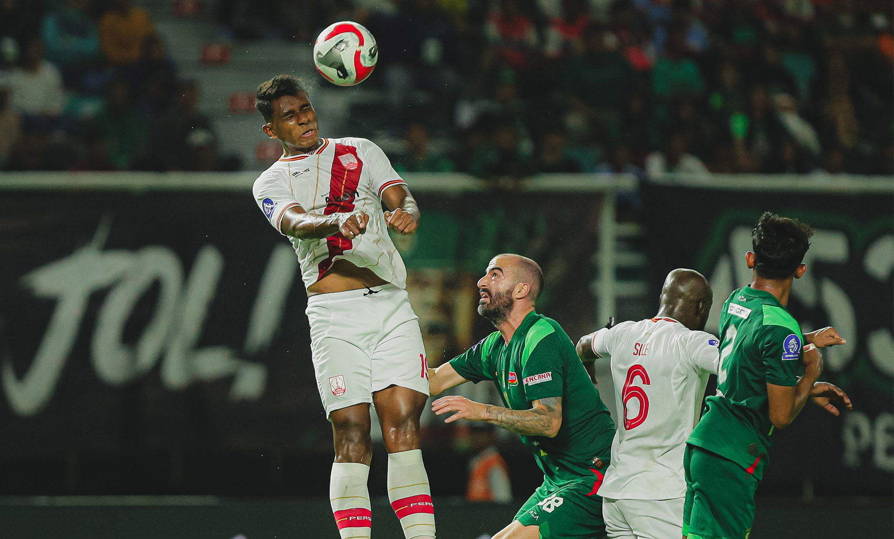 Laga Persebaya vs Persis Solo di GBT Surabaya.