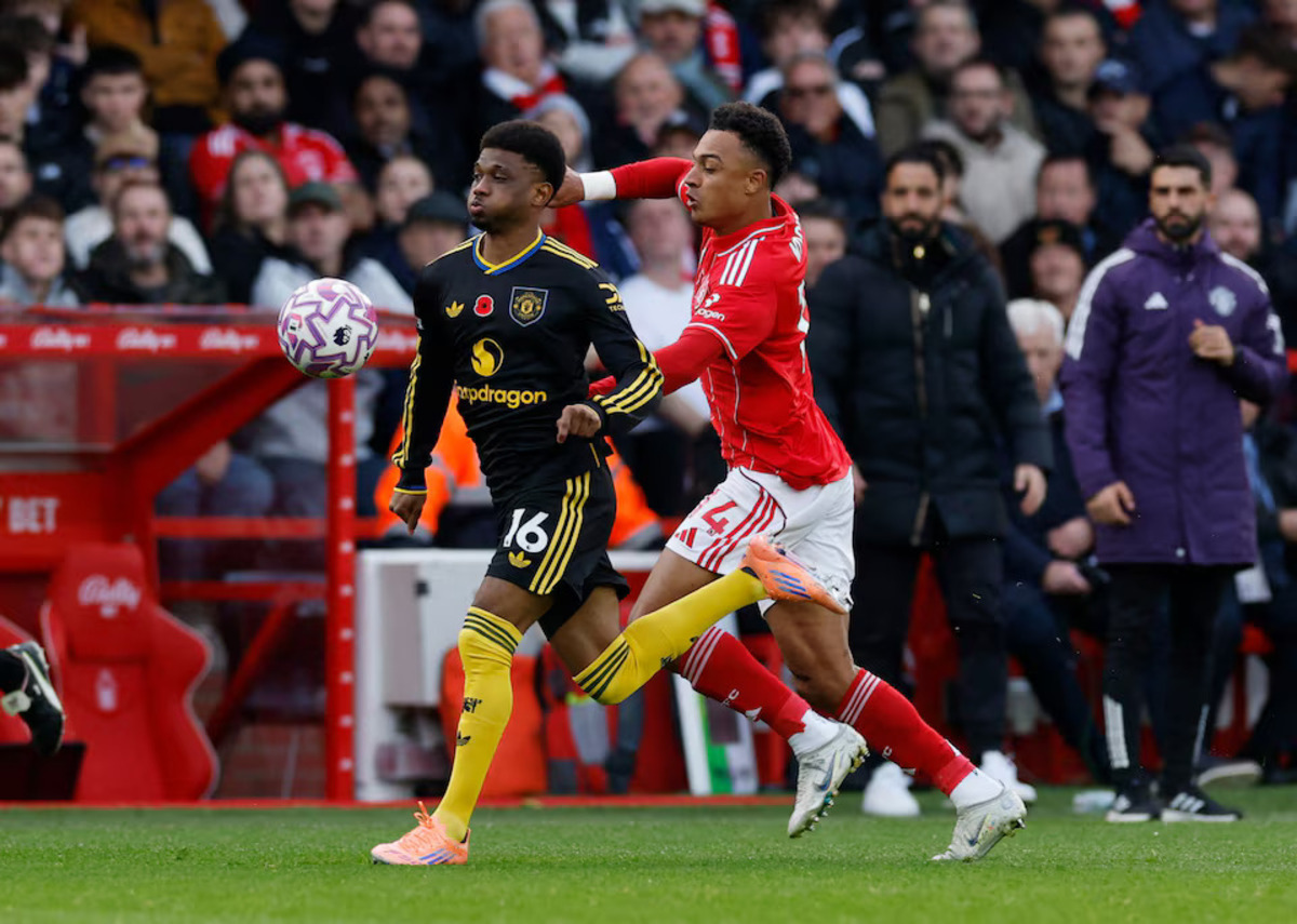 Duel Amad Diallo (Manchester United) dan Dan Ndoye (Nottingham Forest). (Jason Cairnduff/Reuters) - Image