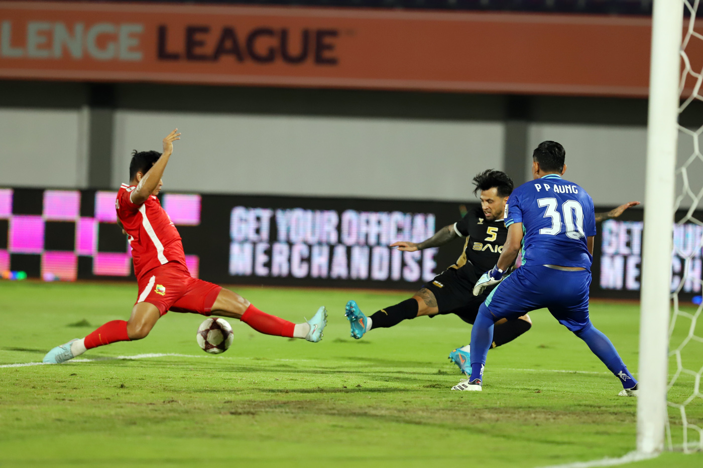 Dewa United Banten va Shan United pada pertandingan AFC Challenge Club di Stadion Indomilk Arena, Ka