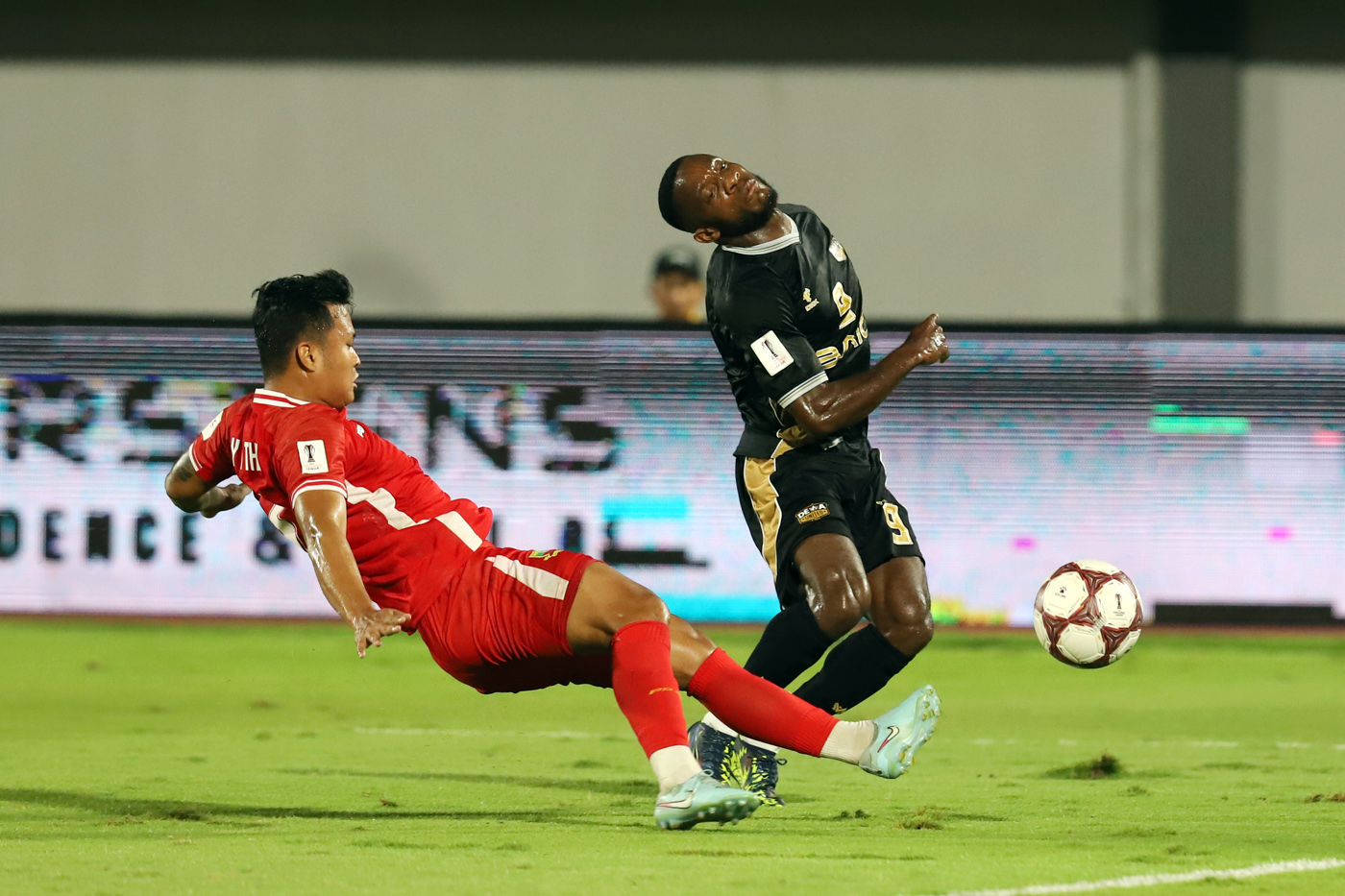 Dewa United Banten va Shan United pada pertandingan AFC Challenge Club di Stadion Indomilk Arena, Ka