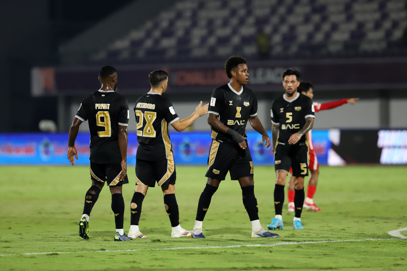 Dewa United Banten va Shan United pada pertandingan AFC Challenge Club di Stadion Indomilk Arena, Ka