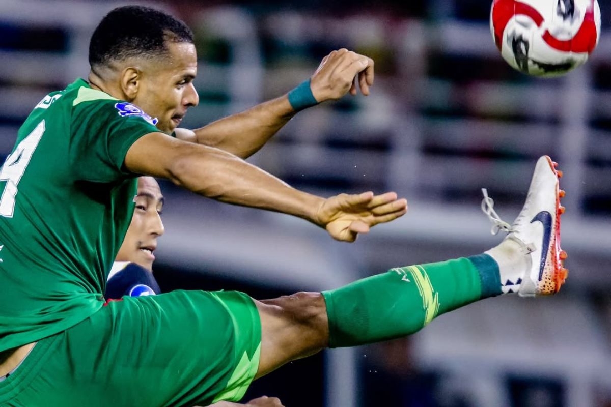 Leo Lelis saat membela Persebaya Surabaya, dia diperkirakan absen lawan Arema FC di pekan ke-13. (Persebaya Surabaya) - Image