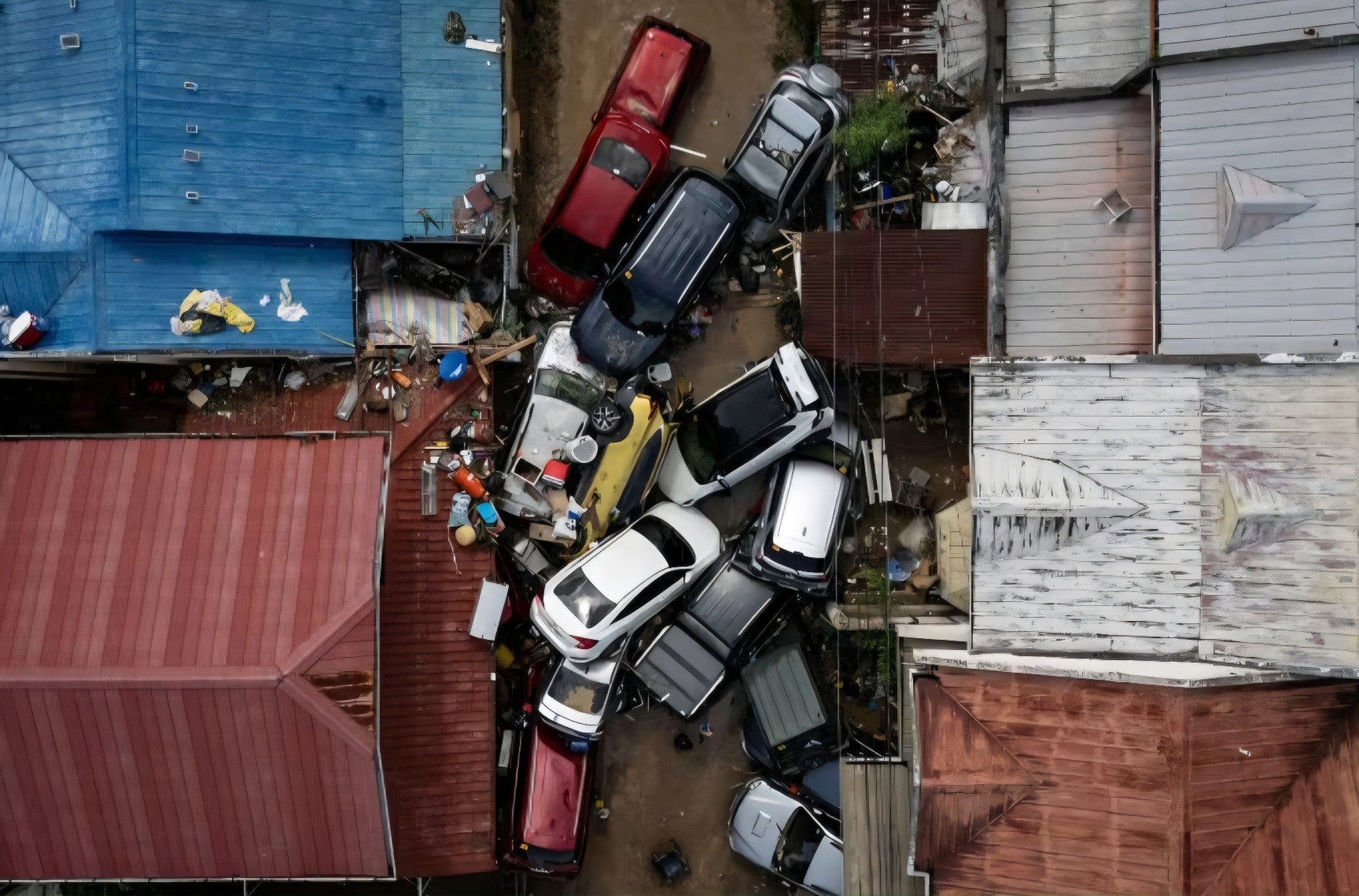 Pemandangan drone menunjukkan mobil-mobil menumpuk setelah tersapu banjir yang disebabkan oleh Topan Kalmaegi yang menumpuk di sebuah subdivisi di Bacayan, Kota Cebu, Filipina, pada 5 November 2025. - Image