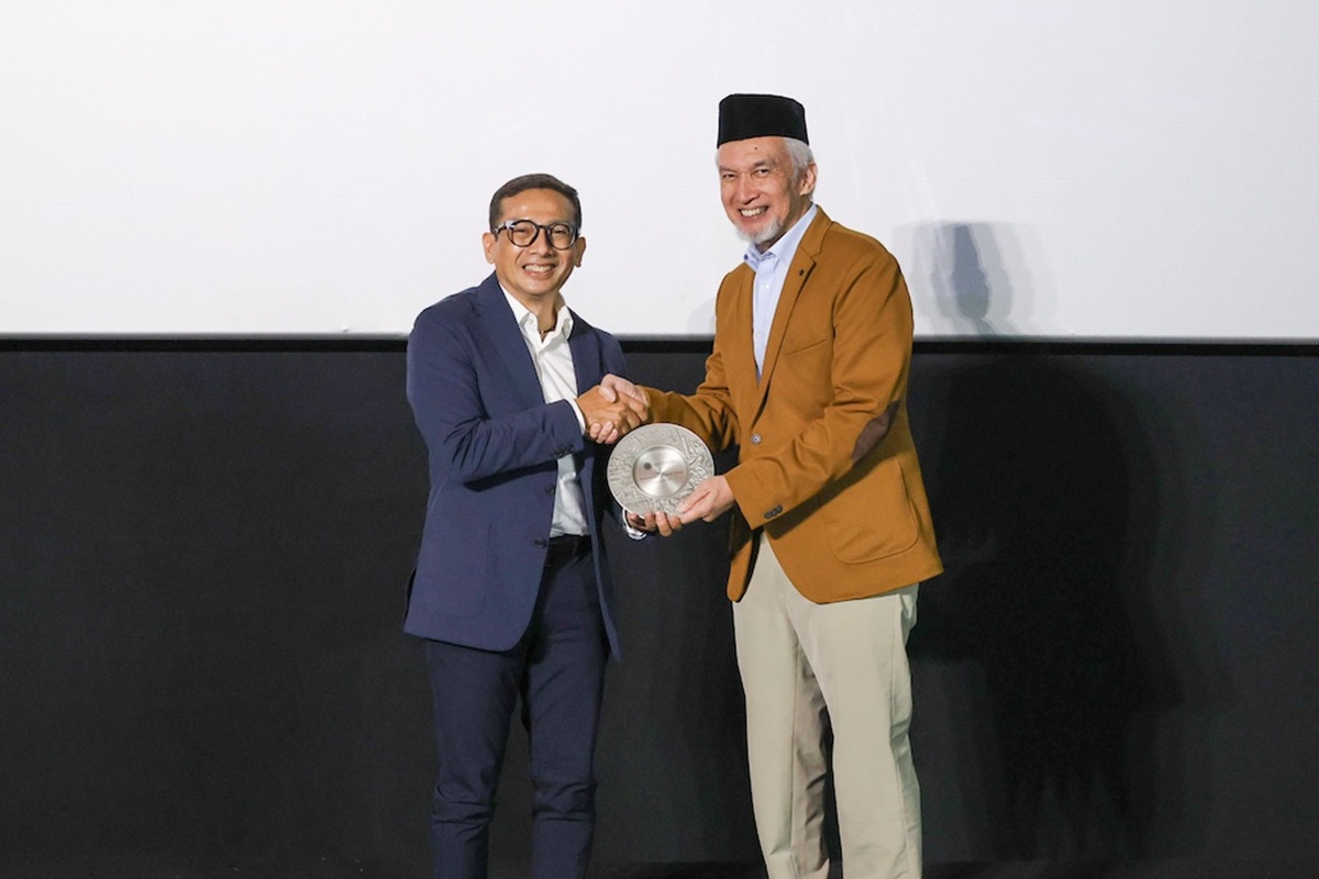 Direktur Utama Allianz Life Syariah Indonesia Elmie A. Najas bersama Wakil Ketua Badan Pelaksana Harian DSN MUI Adiwarman A. Karim. (dok. Allianz Syariah) - Image