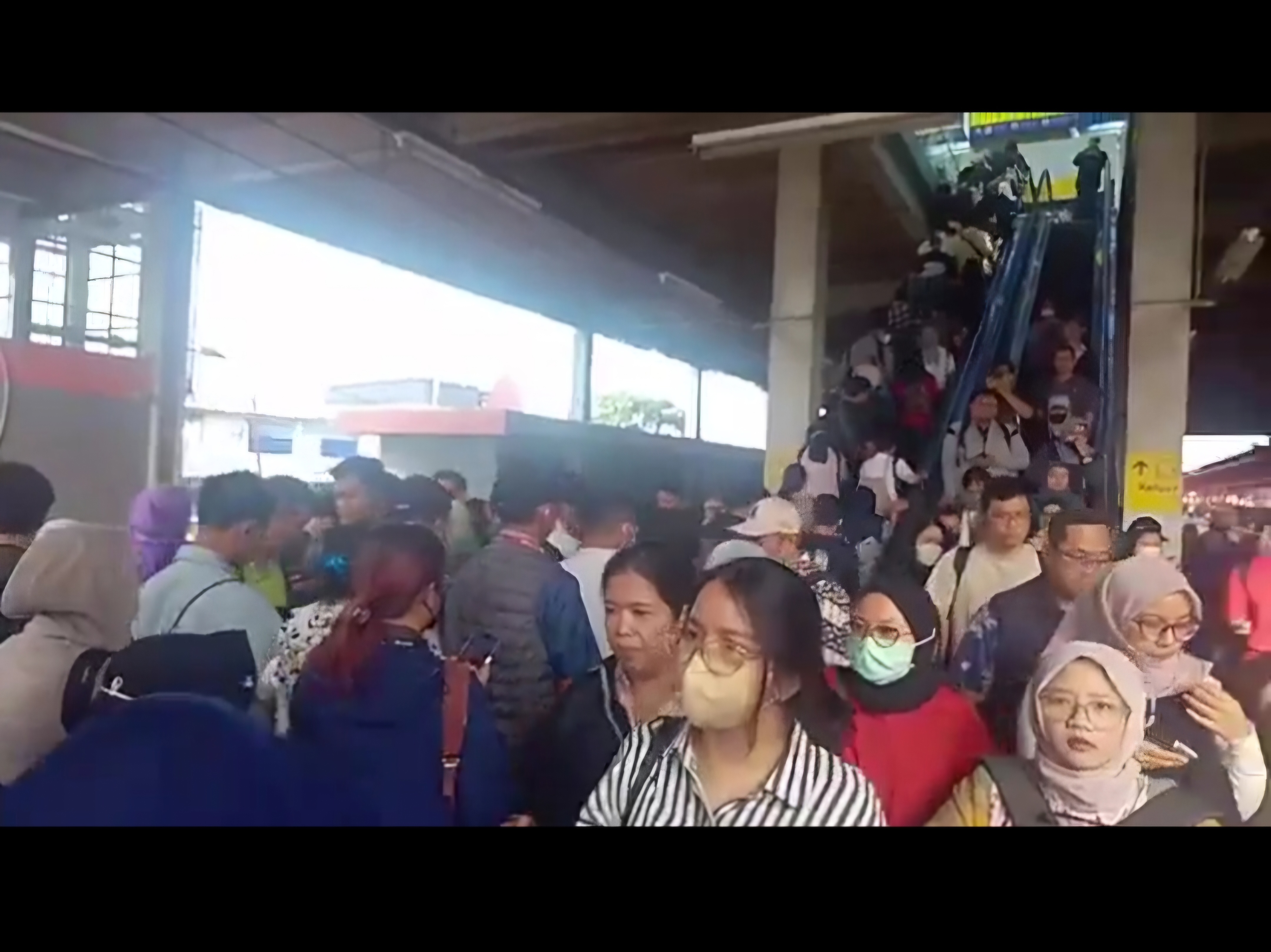 Penumpukan penumpang terjadi di stasiun Bekasi, Jumat (7/11). (Istimewa) - Image