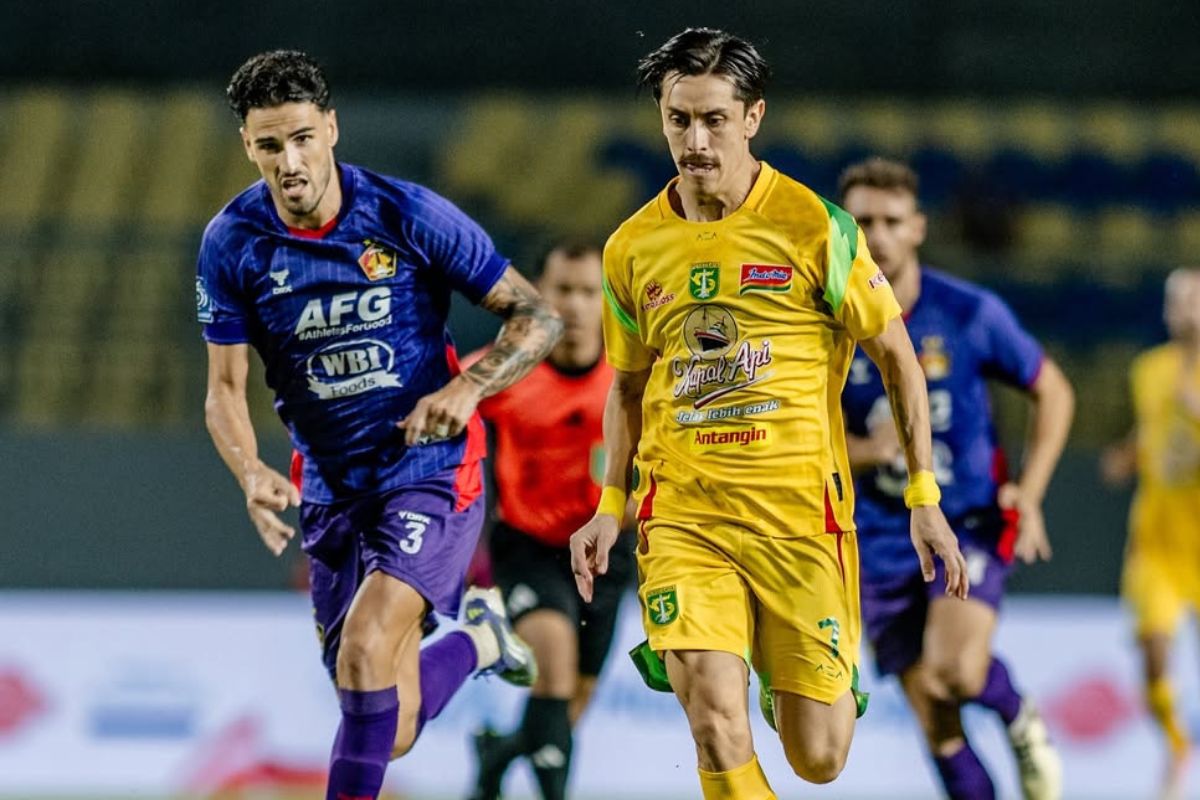 Francisco Rivera diganjar kartu merah di laga Persik Kediri vs Persebaya Surabaya, Jumat (7/11/2025). (Persebaya Surabaya) - Image