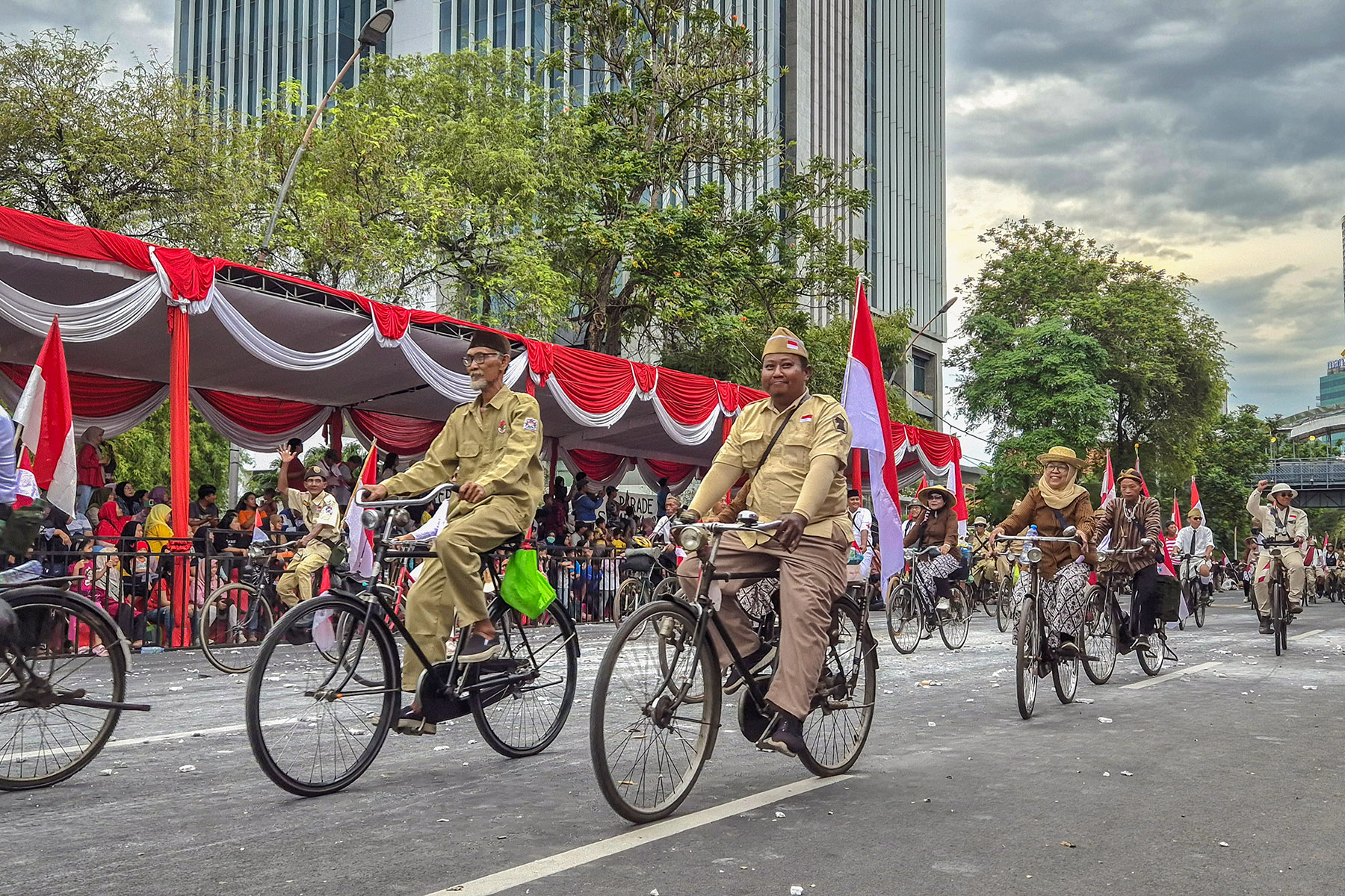 Mengusung tema Surabaya Epic, sekitar dua ribu peserta dari berbagai komunitas dan latar belakang, ikut memeriahkan Parade Surabaya Juang 2025 dengan kostum-kostum bernuansa tempo dulu.