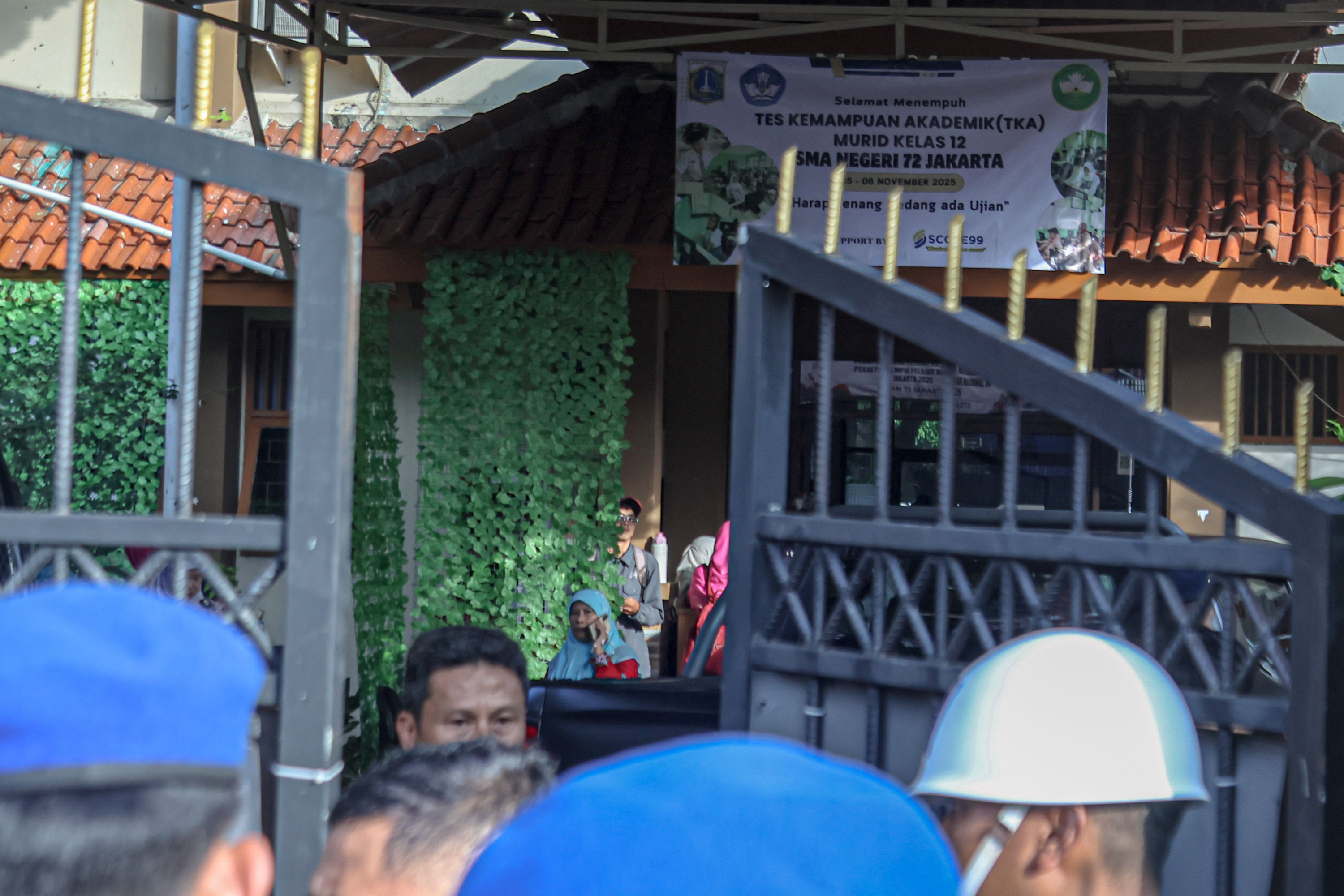 Penjagaan oleh aparat TNI di samping SMAN 72 Jakarta, Jumat (7/11/2025). Personel TNI dan Polri berjaga di depan gerbang SMAN 72 Jakarta, Jumat (7/11/2025). (Hanung Hambara/ Jawa Pos) - Image