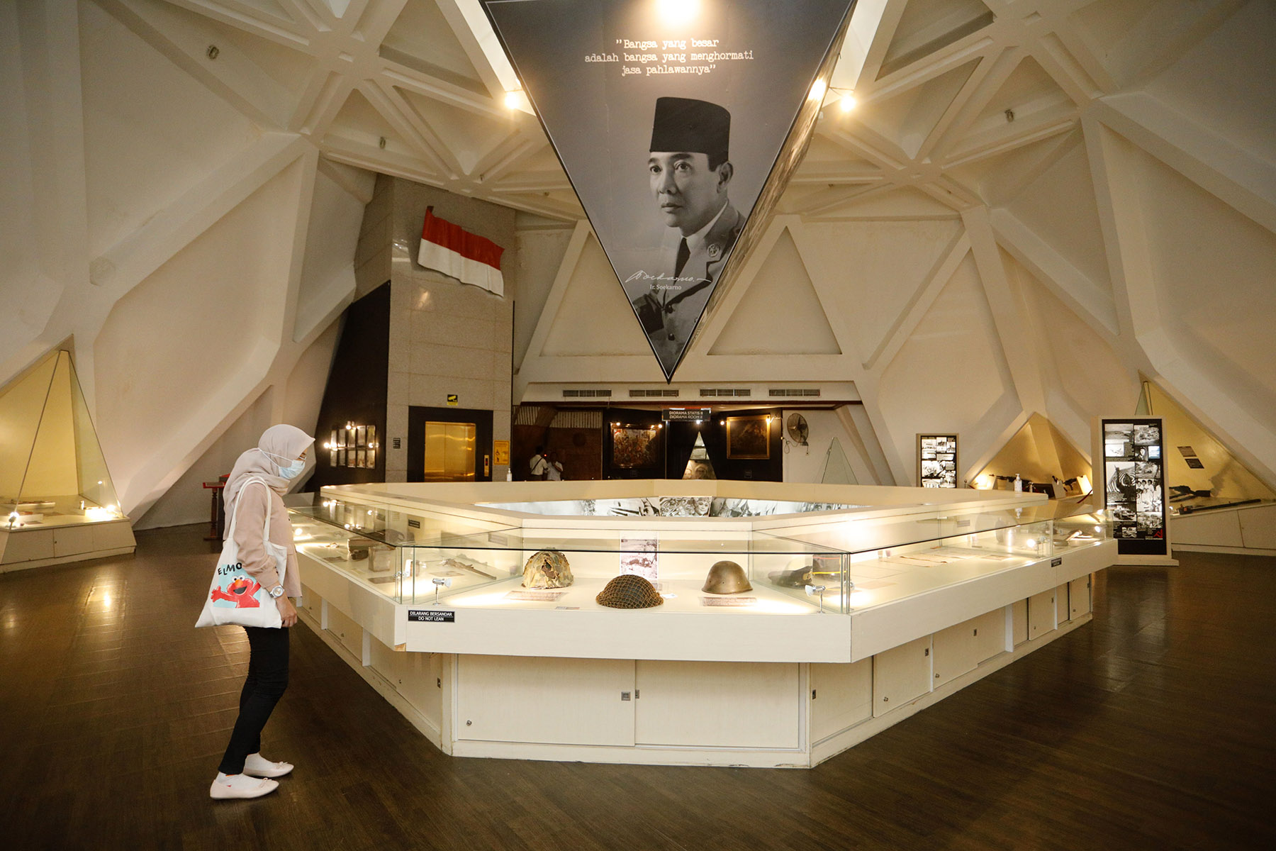Pengunjung menyaksikan benda-benda bersejarah yang ada di Museum 10 Nopember. (Angger Bondan/Jawa Pos)