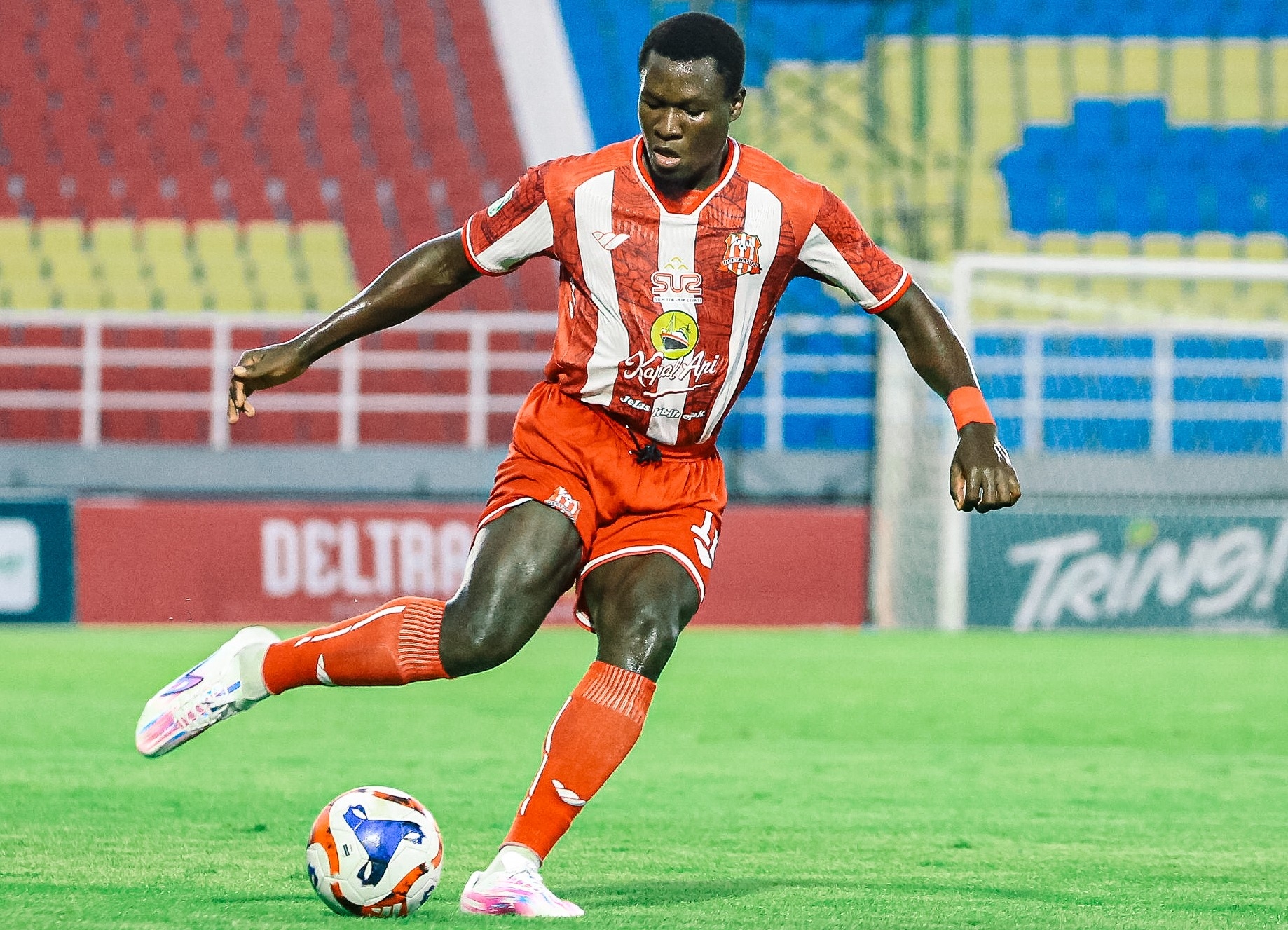 Pemain depan Deltras Mbanwei Tengeg jadi top skor timnya dengan 4 gol dan 3 umpan gol. - Image