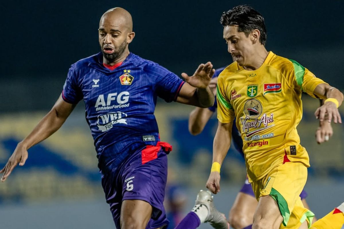 Bintang Persebaya Surabaya Francisco Rivera kantongi kartu merah kedua saat hadapi Persik Kediri di Gresik, Jumat (7/11/2025). (Persebaya Surabaya) - Image