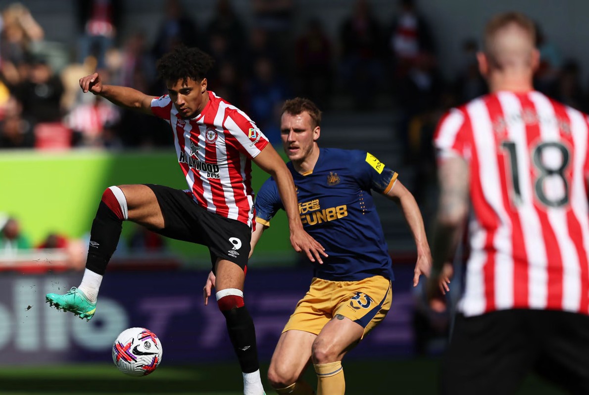 Kevin Schade (Brentford) vs Dan Burn (Newcastle). (Brentford FC) - Image