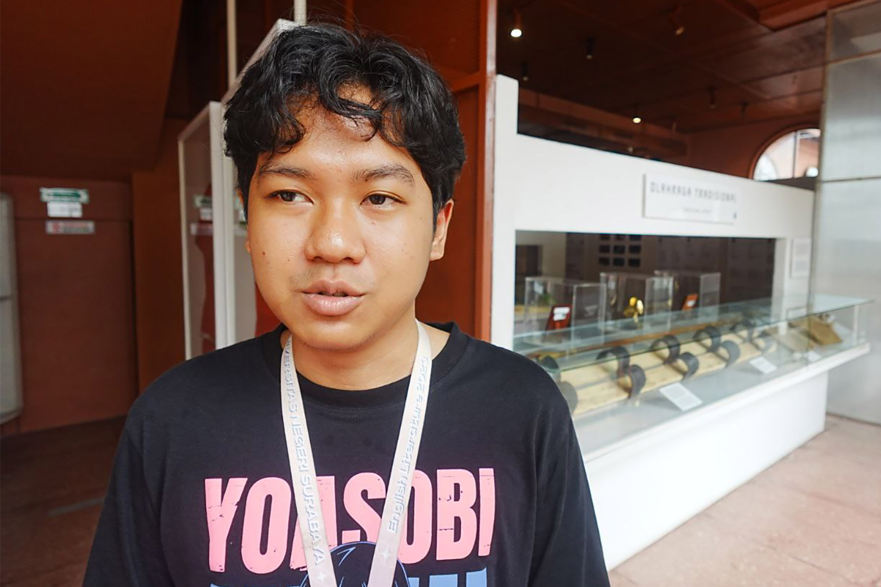 Luthfi Rahmanda, mahasiswa magang dari Universitas Negeri Surabaya dari Prodi Sastra Inggris, Kamis (6/11/2025). (Moch. Rizky Pratama Putra/JawaPos.com)