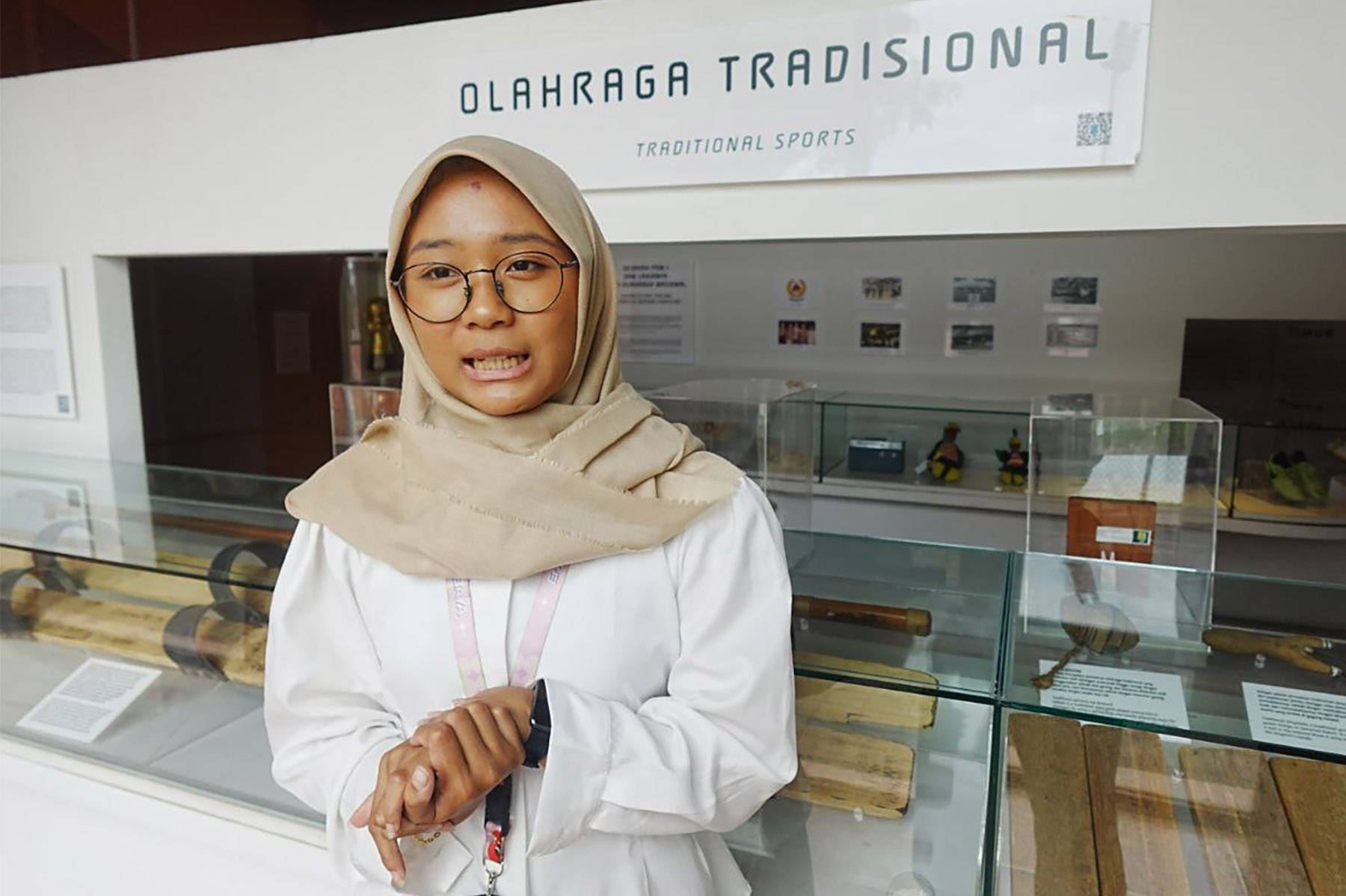Daundra D&rsquo;kanza, mahasiswa magang dari Universitas Negeri Surabaya dari Prodi Sastra Inggris, Kamis (6/11/2025). (Moch. Rizky Pratama Putra/JawaPos.com)