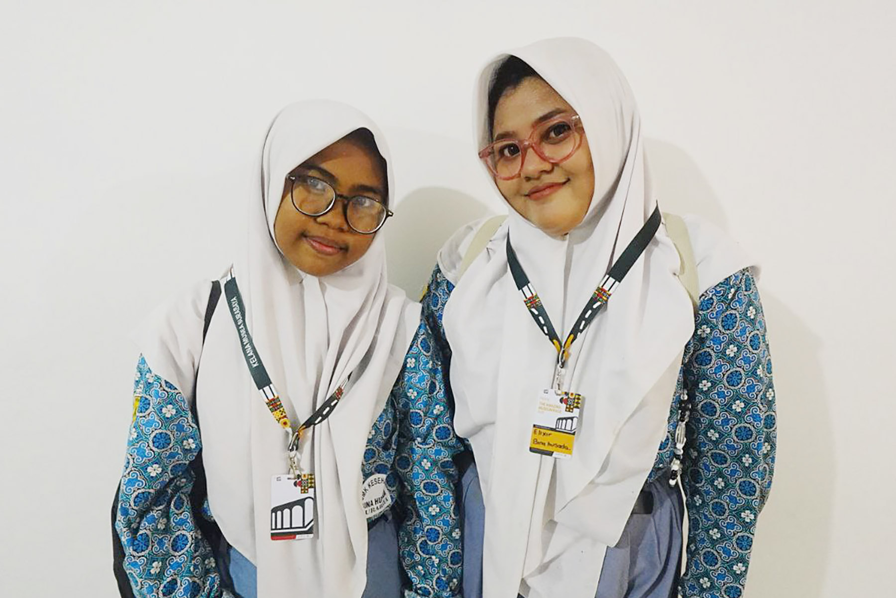 Olivia Oktaviana dan Nabila Yuliandari, siswi kelas XI SMK Kesehatan Bina Husada Surabaya usai mengikuti Kelana Musea Surabaya, Kamis (6/11/2025). (Moch. Rizky Pratama Putra/JawaPos.com)