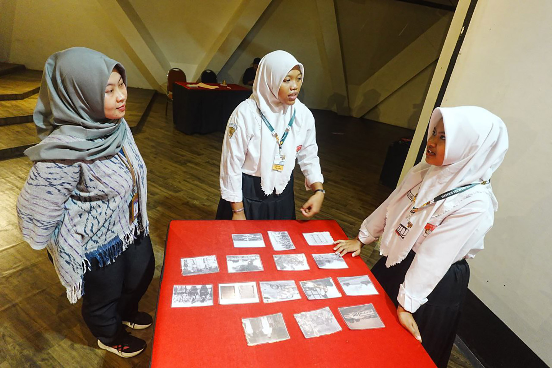 Peserta Kelana Musea Surabaya mengurutkan foto peristiwa secara runut (sequencing) dan mempresentasikannya, Kamis (6/11/2025). (Moch. Rizky Pratama Putra/JawaPos.com)