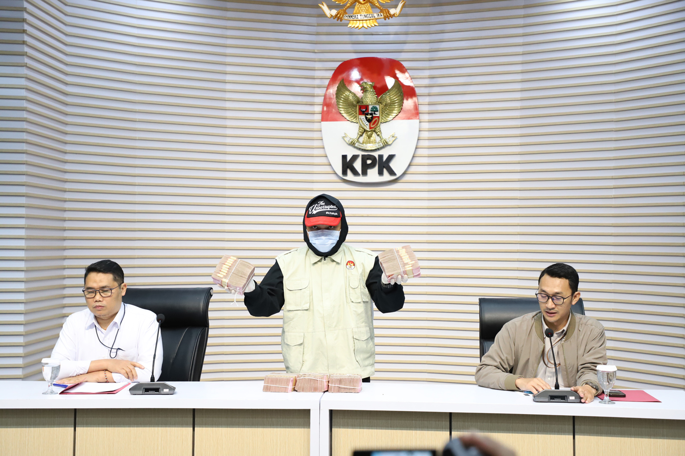 Direktur Penyidikan (Dirdik) KPK Asep Guntur Rahayu (kiri) didampingi Juru Bicara KPK Budi Prasetyo
