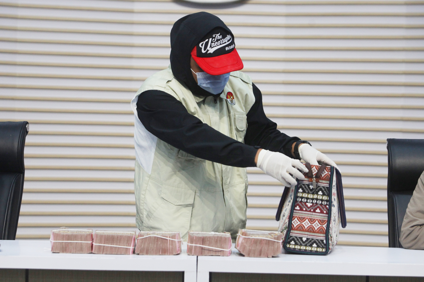 Petugas KPK menunjukan barang bukti hasil Operasi Tangkap Tangan (OTT) yang melibatkan Bupati Ponoro