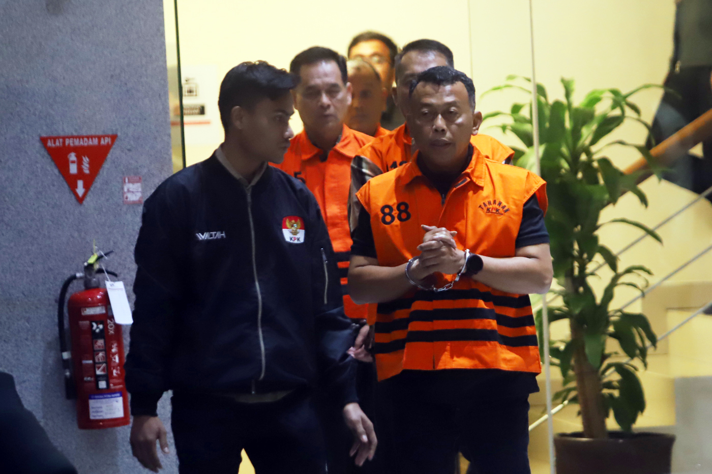 Para tersangka yakni Bupati Ponorogo Sugiri Sancoko dihadirkan dalam konferensi pers di gedung Mera