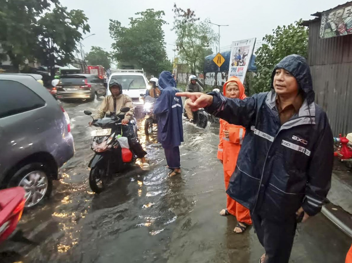 Wali Kota Surabaya, Eri Cahyadi turun langsung memantau penanganan penanganan banjir dan genangan  di Kota Surabaya. (Istimewa)
