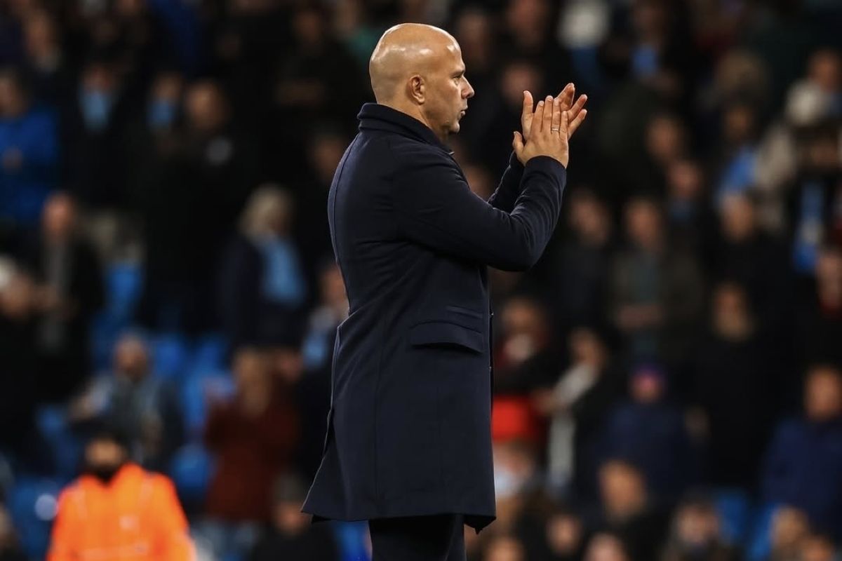 Arne Slot kecewa setelah gol Virgil van Dijk dianulir wasit dalam laga panas kontra Manchester City. (@liverpoolfc) - Image