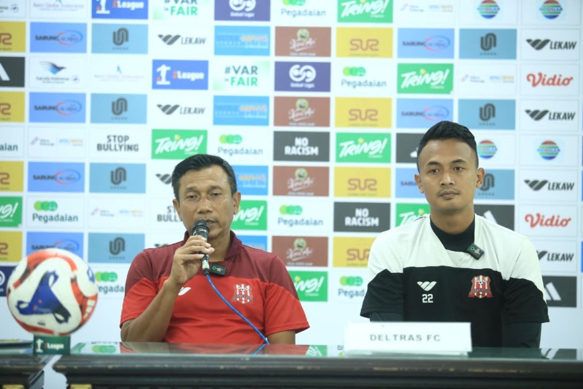Pelatih Deltras FC Widodo CP (kiri) dan pemain Deltras Panggih Prio saat konferensi pers. (Dok. Deltras FC) - Image